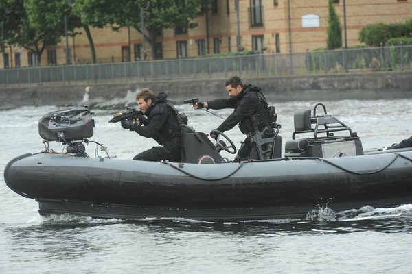 男主角多明尼克庫柏與奧斯汀史托爾駕駛快艇在倫敦市中心的運河追逐。（双喜提供）