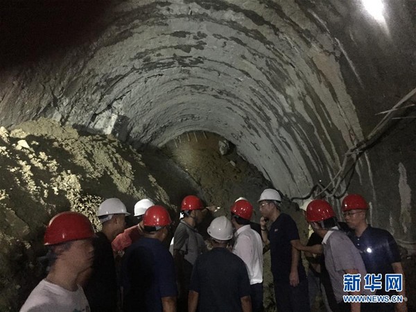 ▲▼雲南省西雙版納州開挖玉磨鐵路隧道崩塌，9名工人全數救出。（圖／翻攝自《新華網》）