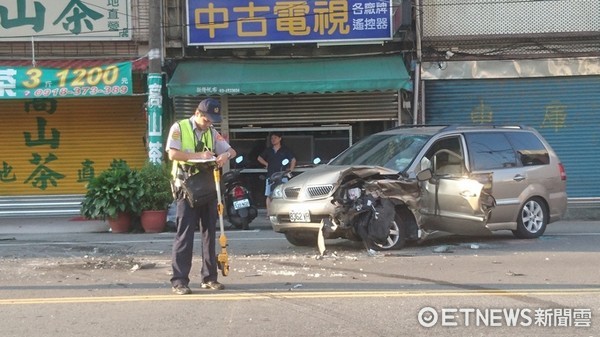 ▲▼衝撞的小貨車也波及路邊停車，休旅車駕駛一度被卡於車體。（圖／記者楊熾興攝）　  