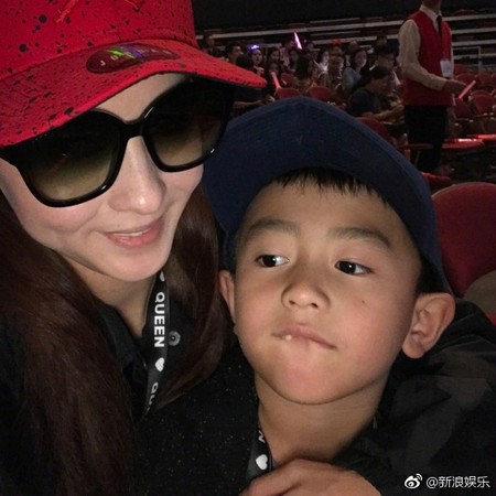 張柏芝帶小兒子看鄧紫棋演唱會。（圖／翻攝自《新浪娛樂》）
