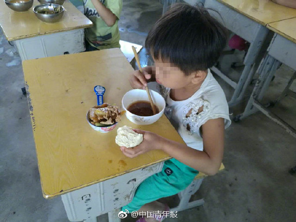 安徽女童午餐只吃「饅頭沾菜汁」，背後原因讓人心疼。（圖／翻攝自中國青年報微博）