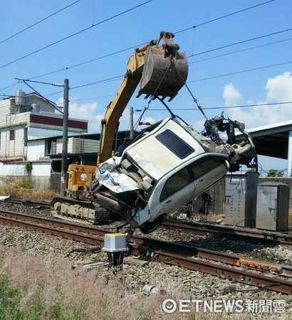 ▲▼自強號南靖=後壁間撞轎車事故，駕駛當場死亡，怪手協助搶修。（圖／台鐵提供）