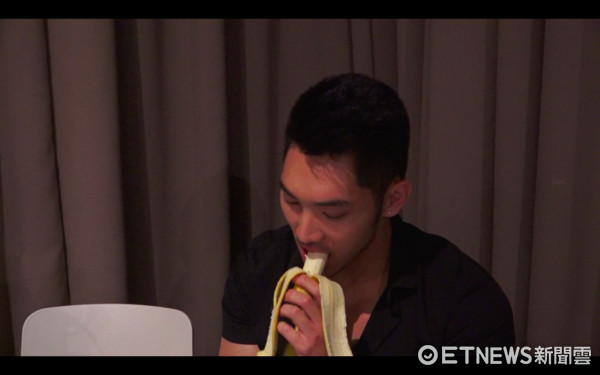 ▲▼G片男星Eric east（包晗）吃香蕉 。（圖／記者王聖雄攝）