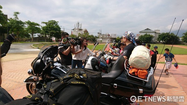 哈雷騎士聯盟車友們籌資，並且相約在長濱棒球場，送上棒球場整治經費。（圖／台東縣政府提供）