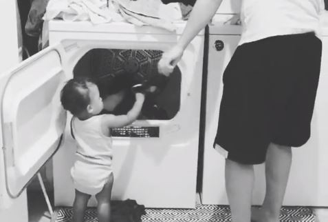 ▲小寶寶也要幫忙洗衣服。（圖／翻攝自IG／watermeloneggrolls）