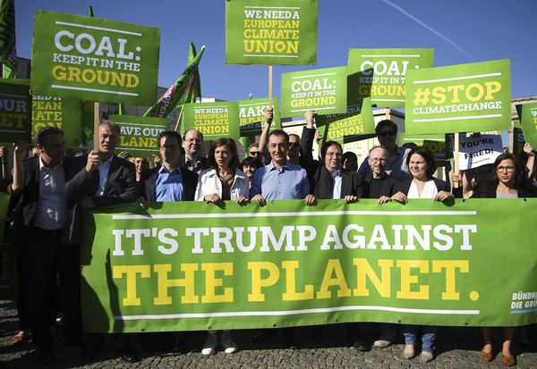 ▲▼德國綠黨候選人抗議川普要退出巴黎氣候協定            。（圖／達志影像／美聯社）