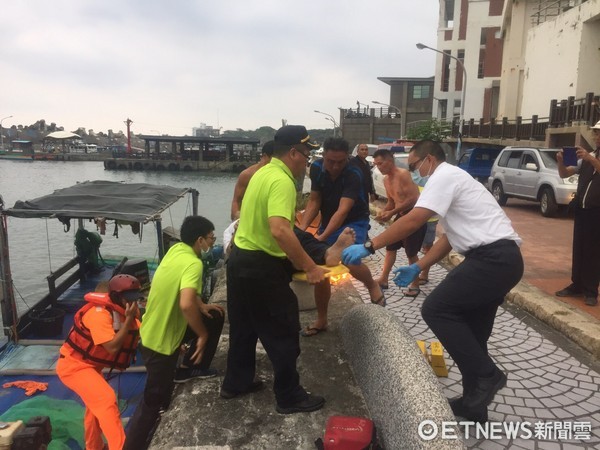 被救起的釣客於現場由岸巡總隊人員急救。（圖／第一二岸巡總隊提供）