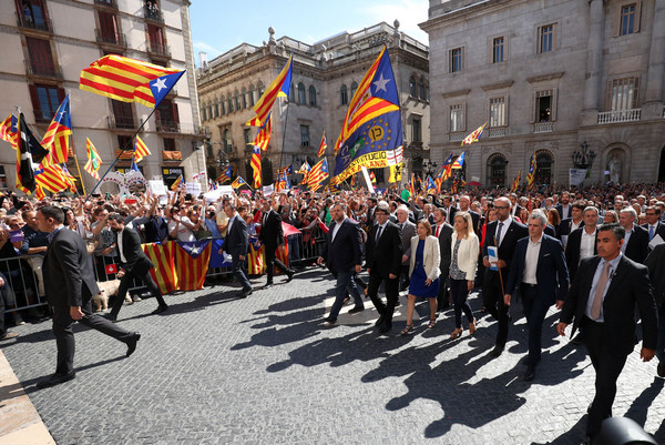 ▲700名市長走上街，抗議馬德里中央政府打壓加泰隆尼亞獨立公投。（圖路透社）
