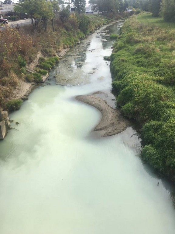 ▲河川一夜之間成為牛奶河。（圖／翻攝自臉書／Tipton County Emergency Management）
