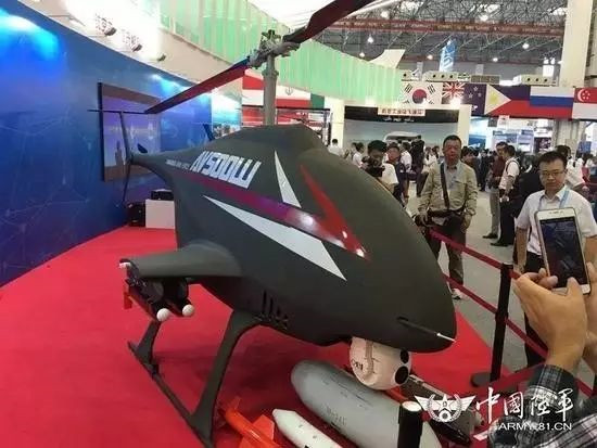 中國天津國際直升機博覽會現場展示的AV500W察打型無人直升機。（圖／翻攝自中國陸軍）