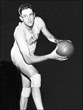 喬治麥肯，列名NBA二十世紀前半世紀五十大球星。第一代湖人王朝的主要人物，曾兩度締造「雙三十」紀錄。 （截圖自nba.com）