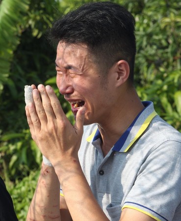 妻子在車禍中身亡的郭先生在招魂時哭斷腸。