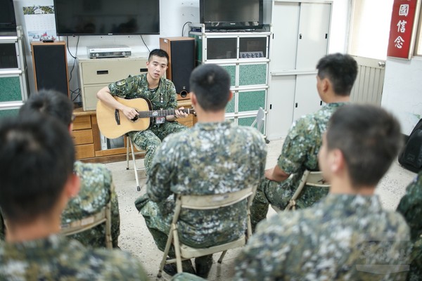 ▲▼國軍音樂才子、陸軍六軍團憲兵連輔導長施崴竣中尉。（圖／軍聞社提供）