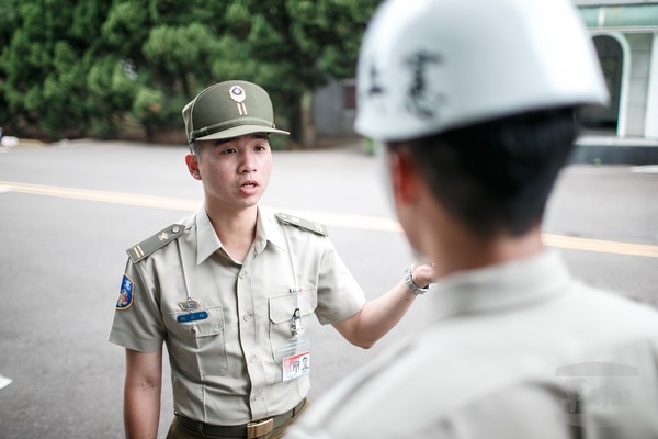 ▲▼國軍音樂才子、陸軍六軍團憲兵連輔導長施崴竣中尉。（圖／軍聞社提供）