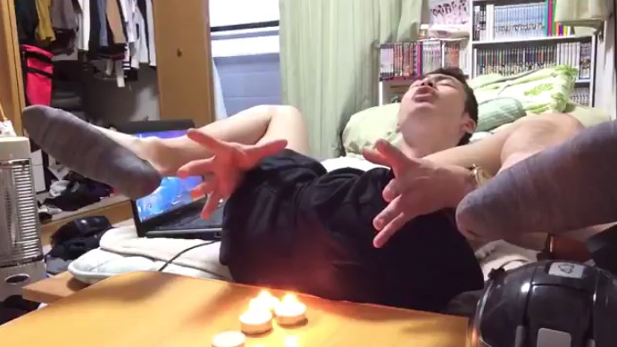 ▲日本一名網友實驗放屁會不會引燃火光。（圖／翻攝自Kousei_SM4L推特）