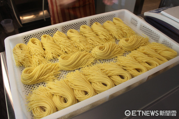 ▲不是「乾麵」　SPIGA PASTA的義大利「生麵」直接在餐廳製作。（圖／記者黃士原攝）