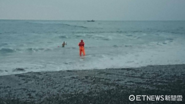 外籍男性遊客因浪大無法游上岸，經安檢所人員使用浮力拋繩袋，才平安拖拉上岸。（圖／第一二海岸巡防總隊提供）