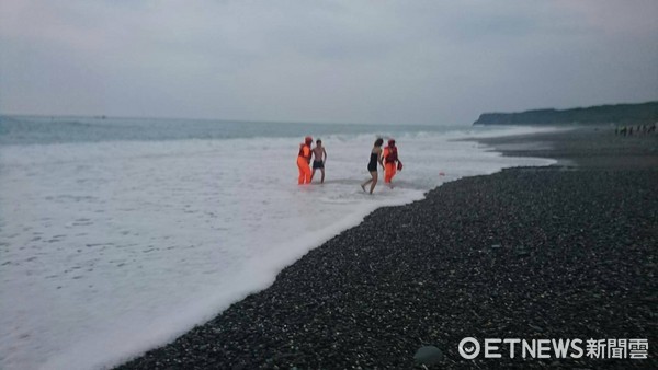 外籍男性遊客因浪大無法游上岸，經安檢所人員使用浮力拋繩袋，才平安拖拉上岸。（圖／第一二海岸巡防總隊提供）