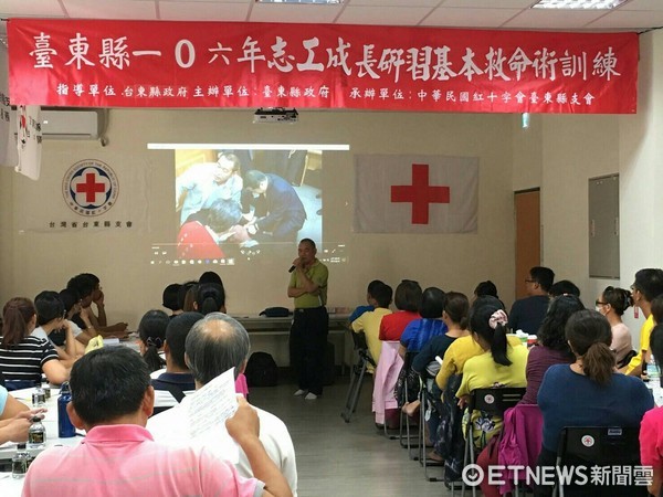 台東縣政府辦理「BLS基本救命術訓練」的免費課程，合格後可取得國際紅十字會基本救命術合格證書。（圖／台東縣政府提供）