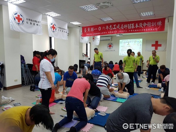 台東縣政府辦理「BLS基本救命術訓練」的免費課程，合格後可取得國際紅十字會基本救命術合格證書。（圖／台東縣政府提供）