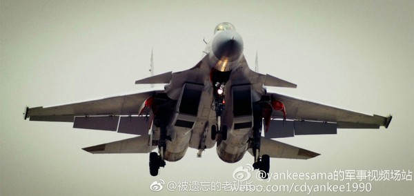 中國軍迷在網路上發布多張彈射版殲-15艦載機試飛照，該機前牽引桿結構清晰可見。（圖／翻攝自大陸網站）