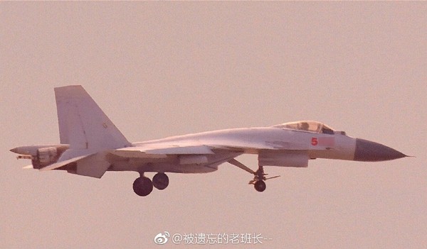 中國軍迷在網路上發布多張彈射版殲-15艦載機試飛照，該機前牽引桿結構清晰可見。（圖／翻攝自大陸網站）