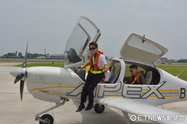 成立三週年的安捷飛行訓練中心與華信航空共同推出「飛行訓練體驗」，邀請台東縣長黃健庭搭乘體驗。（圖／台東縣政府提供）