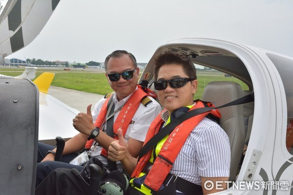 成立三週年的安捷飛行訓練中心與華信航空共同推出「飛行訓練體驗」，邀請台東縣長黃健庭搭乘體驗。（圖／台東縣政府提供）