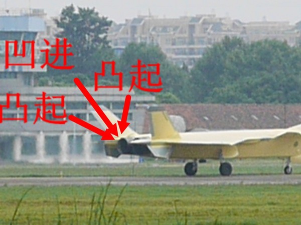 一架編號2021的黃皮殲-20曝光，網友分析其配置的發動機帶「鋸齒狀」設計，正是過去盛傳的太行B型發動機（渦扇-10B）。（圖／翻攝自飛揚軍事論壇）