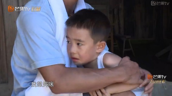 ▲▼4歲兒哽咽「我想媽咪」　陳小春抱住幫擦淚：爸爸在這呢。（圖／翻攝芒果TV）