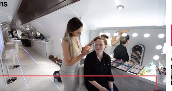 ▲把飛機改造成美妝髮廊，英富豪女完成兒時夢想。（圖／取自YouTube／SWNS TV）