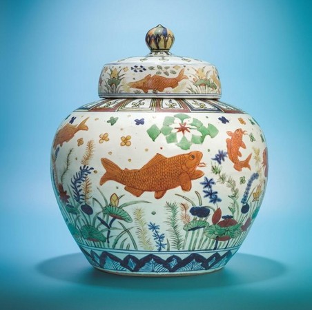曹興誠將拍出多件宋瓷與明瓷。圖為嘉靖「五彩魚藻紋蓋罐」。（翻攝自THE VALUE）