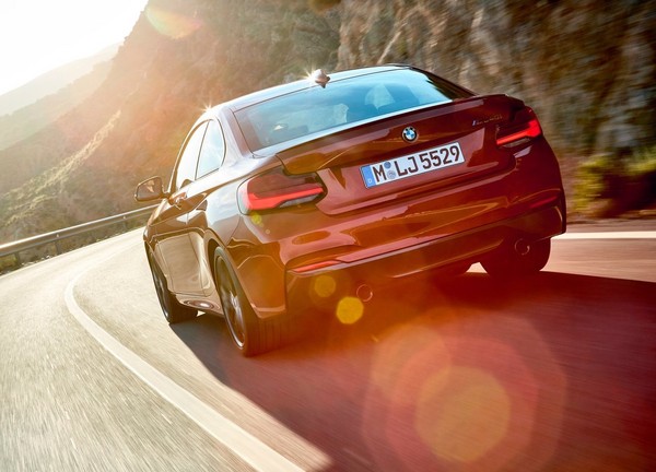 無懼AMG進逼　BMW M Power表示：直列六缸引擎才是真愛（圖／翻攝自BMW、Mercedes-AMG）