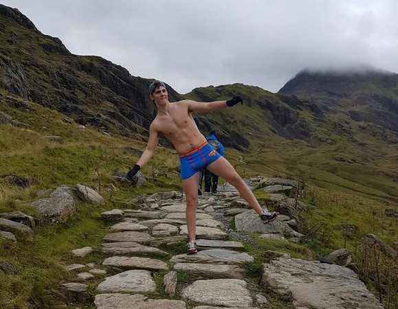 ▲ 法蘭奇只穿內褲就登上英國第二高峰。（圖／法蘭奇推特）