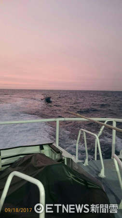 ▲安平籍船筏進水失去動力，台南海巡隊巡防艇協助拖回。（圖／記者林悅翻攝）
