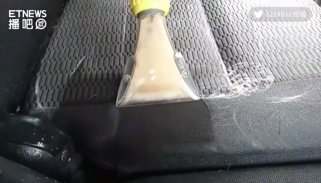 你確定自家的車子真的比較乾淨嗎！？推特網友「@1214Bsz」上傳一則影片，內容是他有天準備要洗車，使用了「真空吸塵器」將髒污吸掉，沒想到吸出來的是「屎」色的液體汙垢，讓網友看了直呼「原來坐久了，会把屎残留在座位上XD」（圖／ ETNEWS）
