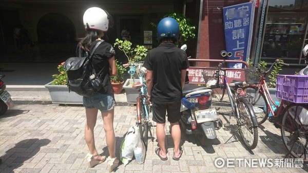 ▲台南市警二分局警方在北區成功路圓環查獲涉嫌竊取機車騎用的男女竊嫌。（圖／記者林悅翻攝）