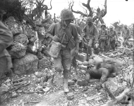 ▲▼「沖繩島戰役」中，以美國為主的同盟國軍隊抵達沖繩，並在路上發現日軍遺體。（圖／達志影像／美聯社）