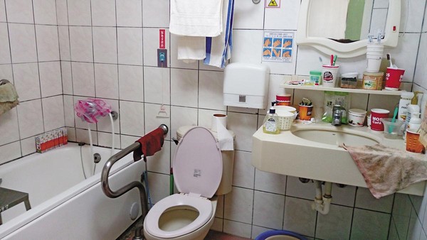 老奶奶的病房浴廁擺設與住家沒兩樣，醫院還幫她打掃得很乾淨，一點異味也沒有。