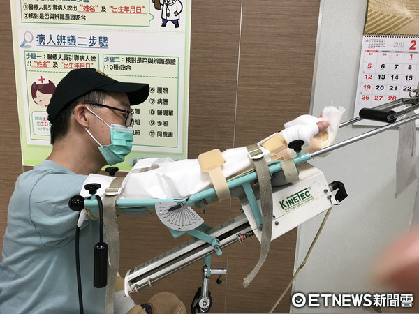 ▲▼中山大學老師王致遠成為雙臂移植成功的台灣首例。（圖／翻攝周大觀文教基金會官網）