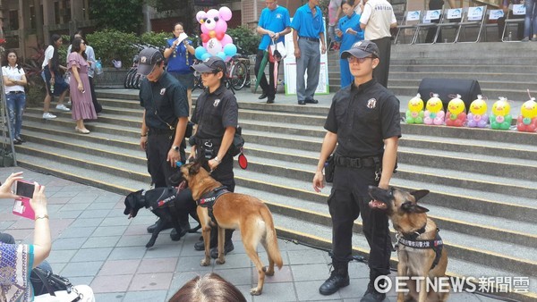 ▲新北警碧潭警友站舉辦「全民合作-反毒、防災暨交通安全、衛福園遊會」寓教於樂。（圖／記者林煒傑翻攝）