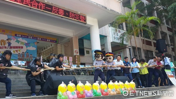 ▲新北警碧潭警友站舉辦「全民合作-反毒、防災暨交通安全、衛福園遊會」寓教於樂。（圖／記者林煒傑翻攝）