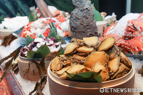 ▲文華Cafe晚間也推Buffet　鮑魚、螃蟹及帶骨肋眼牛排吃到飽。（圖／記者黃士原攝）