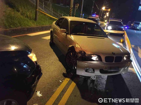 ▲陳嫌拒不受檢，並涉嫌駕車衝撞警車企圖竄逃，造成警車及陳嫌車輛右前車頭毀損。（圖／記者林悅翻攝）