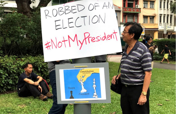 ▲新加坡女總統遭人民靜坐抗議。（圖／路透社）