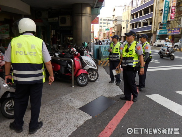 ▲為維護道路交通安全與順暢，確保用路人權益，台南市警二分局持續針對所轄樹林街、中山路、西門路、國華街及古蹟觀光景點、火車站周邊及違規占用嚴重之路段加強交通整理取締工作。（圖／警方提供）