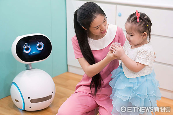 ▲ 華碩Zenbo機器人前進幼兒園 幫忙點名、提醒吃藥。（圖／ASUS）