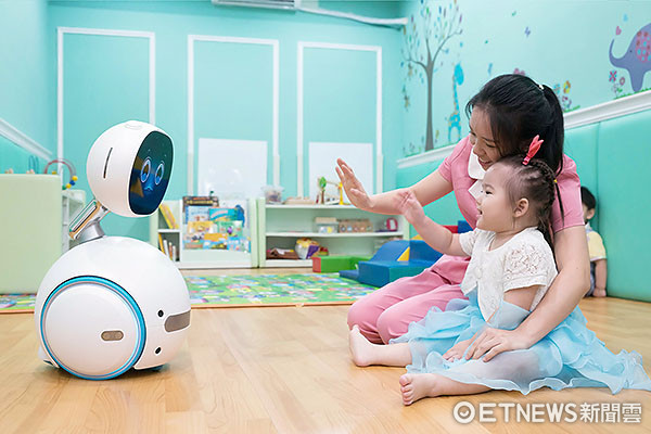 ▲ 華碩Zenbo機器人前進幼兒園 幫忙點名、提醒吃藥。（圖／ASUS）