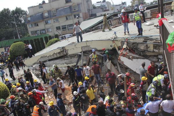 ▲▼墨西哥強震導致一座學校倒塌，許多孩子死在裡面。（圖／美聯社）