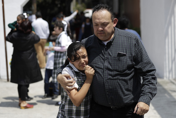 ▲▼墨西哥強震導致一座學校倒塌，許多孩子死在裡面。（圖／美聯社）